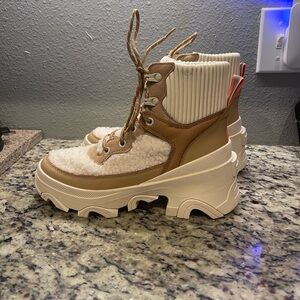 Woman's Boots SOREL Brex Boot Cozy Lace Waterproof Size  6.5 Cream